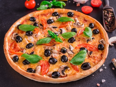 Пица с домашно тесто, доматен сос, моцарела, салам, домати и маслини на плоча - снимка на рецептата Пица с домашно тесто, доматен сос, моцарела, салам, домати и маслини на плоча - снимка на рецептата